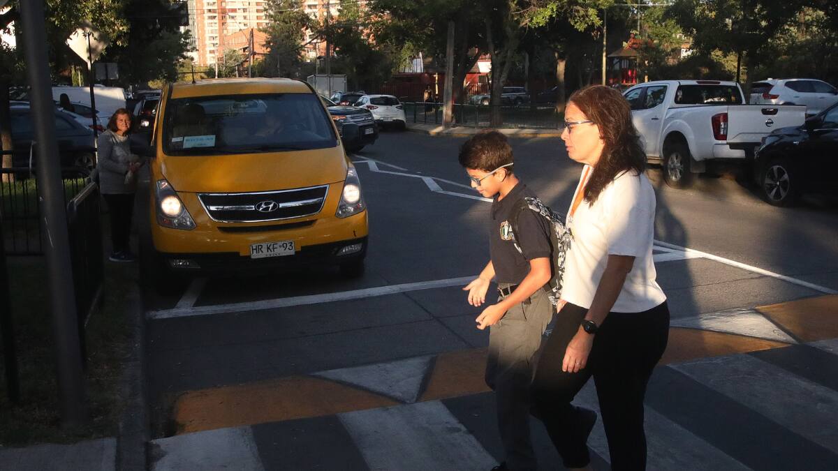 Aumento de sanciones a conductores de transporte público incluirá furgones escolares: Multas sobrepasan los $6.000.000