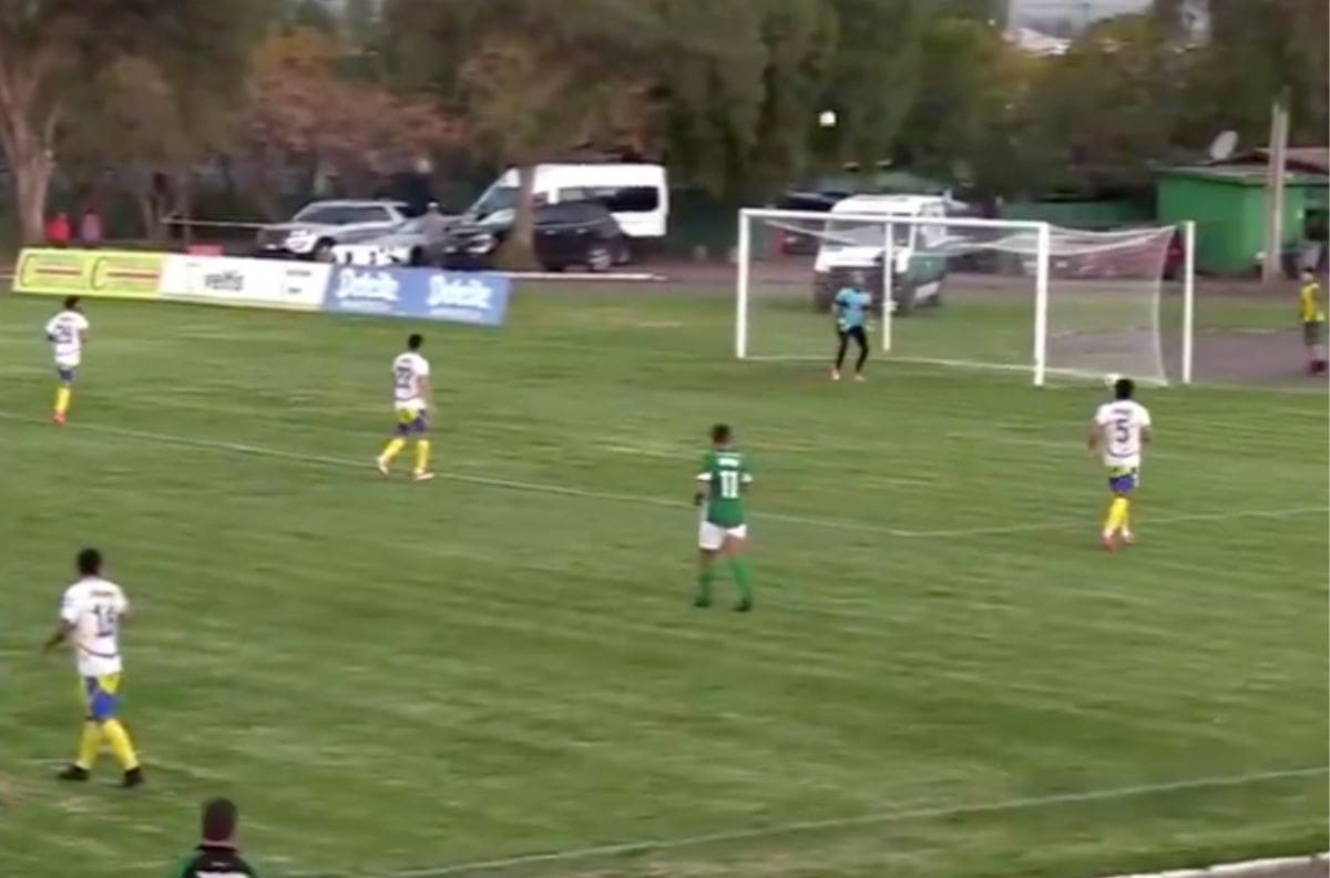 ¡Desde mitad de cancha! El increíble golazo de Trasandino en Segunda División