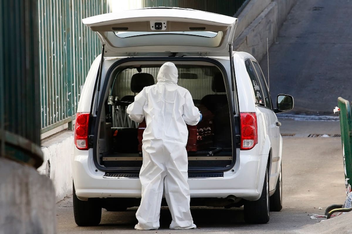 Valparaiso, 9 de junio de 2020.
Traslado de cuerpos en el Hospital Carlos Van Buren de Valparaiso
Sebastian Cisternas/ Aton Chile.