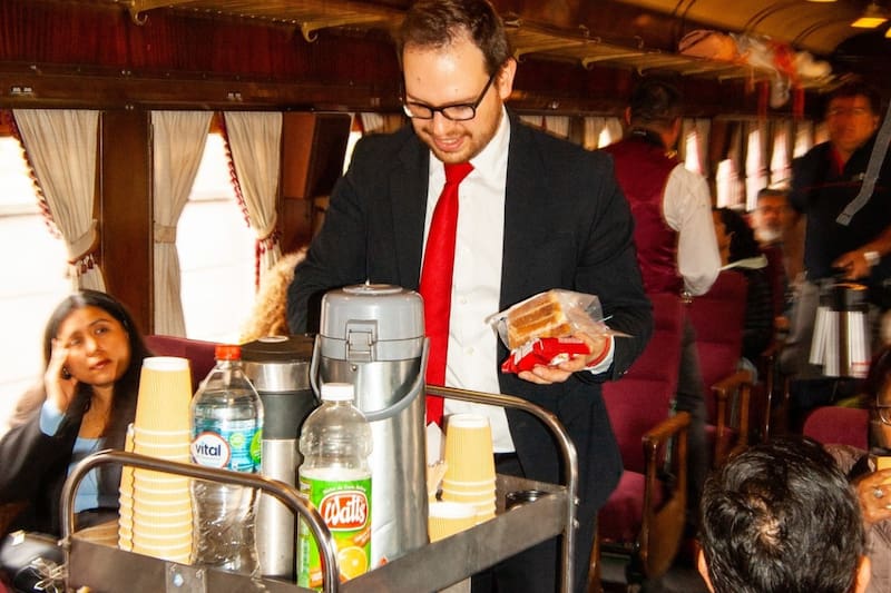 Durante el viaje, la tripulación ofrece snacks a bordo para los pasajeros. Créditos: Tren del Recuerdo en Instagram.
