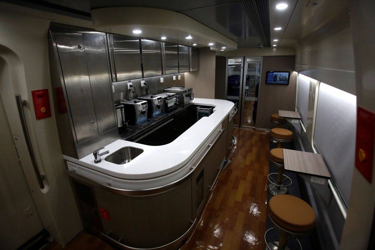Dentro de las modernas instalaciones destaca un espacio de cafetería y máquinas de auto servicio a bordo. Foto: ATON.
