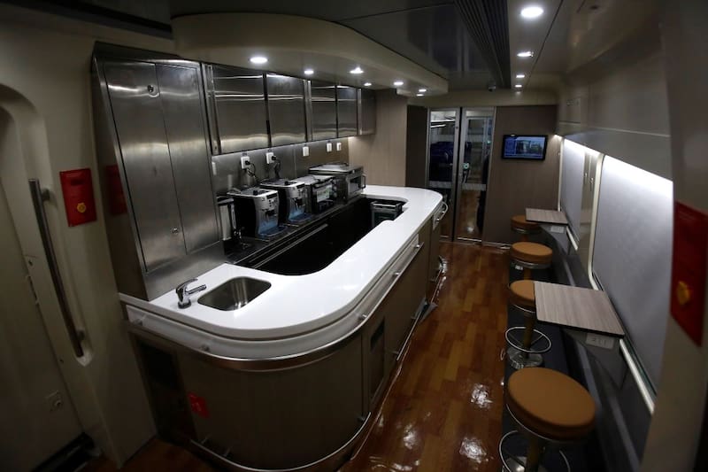 Dentro de las modernas instalaciones destaca un espacio de cafetería y máquinas de auto servicio a bordo. Foto: ATON.