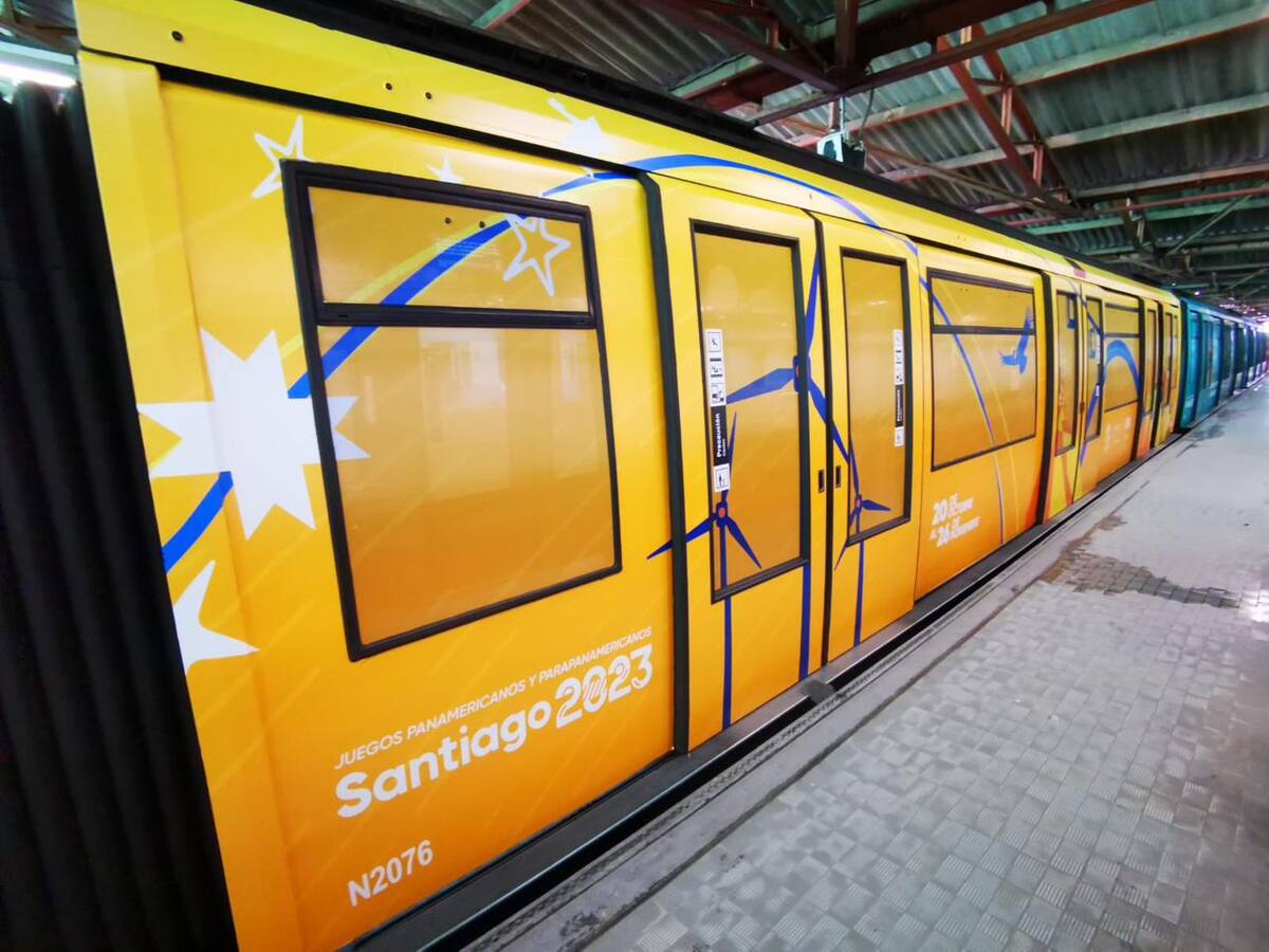 Así lucen los vagones del Metro de Santiago por ocasión de los Juegos Panamericanos 2023. Créditos: Metro