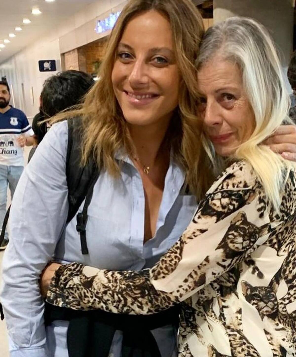 Trinidad Cerda junto a su madre en el aeropuerto. Créditos: Instagram