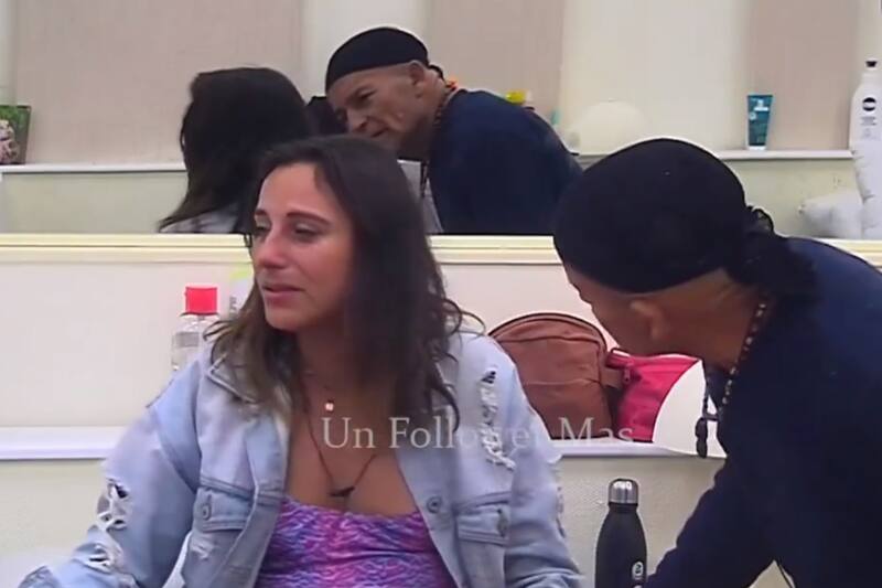 Trinidad Cerda reaccionó en llanto tras expulsión de dos compañeros.