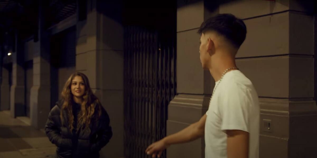 Trinidad Neira realiza apareció en videoclip musical de su pololo, Bastián Muñoz.