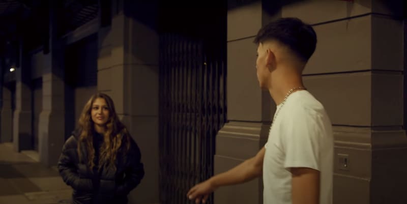 Trinidad Neira realiza apareció en videoclip musical de su pololo, Bastián Muñoz.