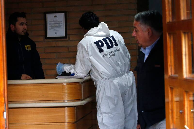La PDI realiza pericias en el edificio donde ocurrió el trágico hecho.