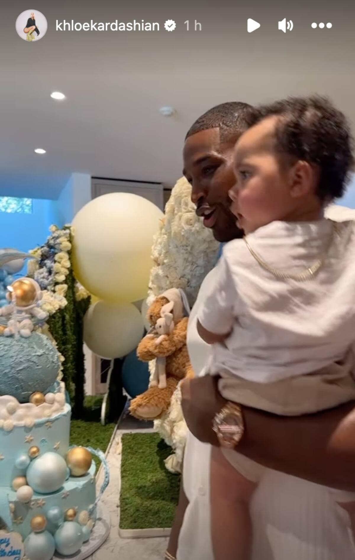 Invitados cantaron feliz cumpleaños al festejado