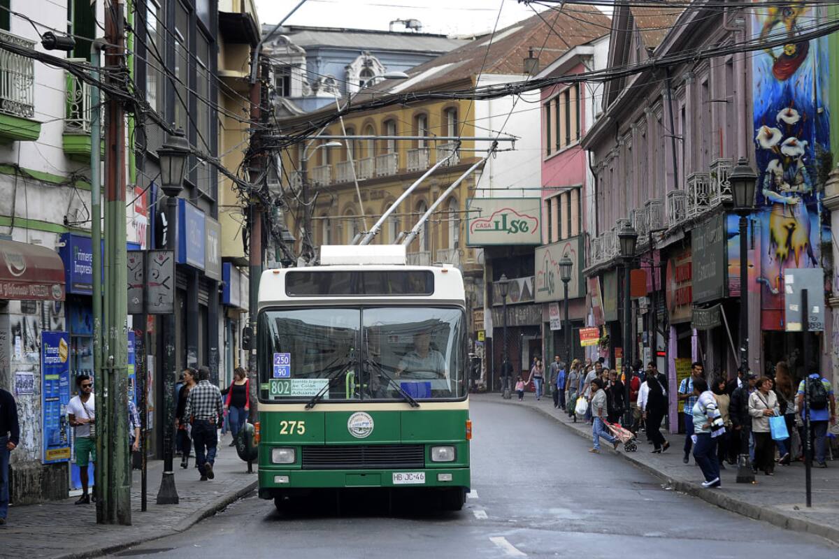 Los icónicos trolebuses de Valparaíso llevan más de 70 años transitando por la ciudad, siendo la única red de estas características en Chile y la segunda más antigua de todo Sudamérica.