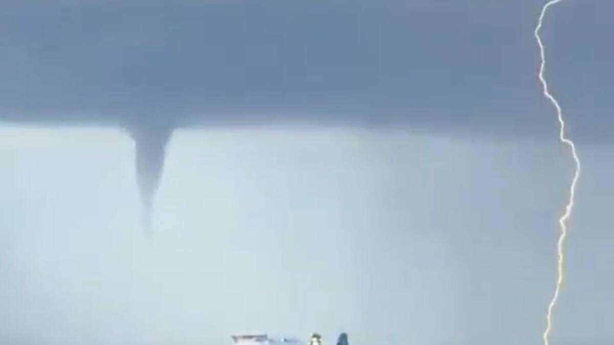 VIDEO | Impactante tromba marina sorprende en medio de tormenta eléctrica en España