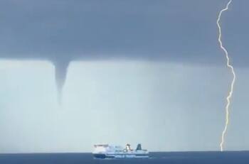 VIDEO | Impactante tromba marina sorprende en medio de tormenta eléctrica en España