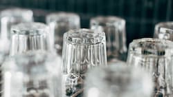 Ni con un paño ni con papel absorbente: Esta es la forma correcta de secar los vasos