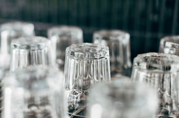 Ni con un paño ni con papel absorbente: Esta es la forma correcta de secar los vasos