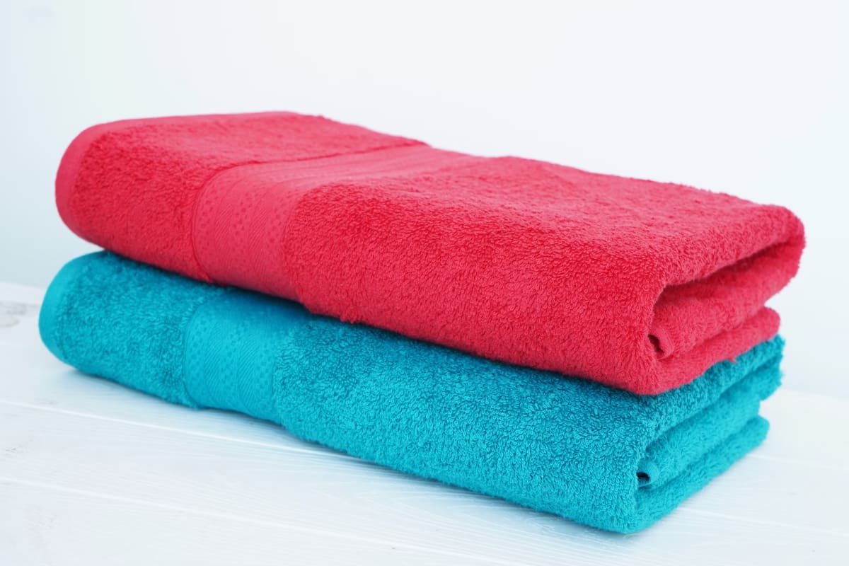 Con un producto de tu hogar puedes quitar el mal olor de tus toallas de baño.