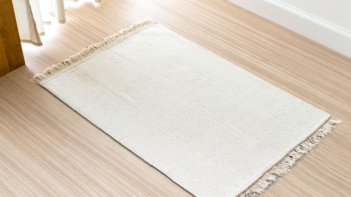 No malgastes tu dinero: Este es el mejor producto casero para quitar el mal olor de tus alfombras