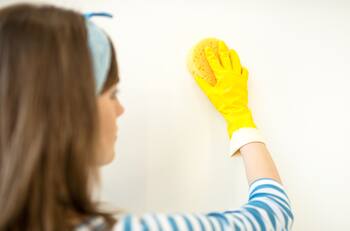 Este es el truco casero infalible para eliminar las manchas de las paredes sin dañar la pintura