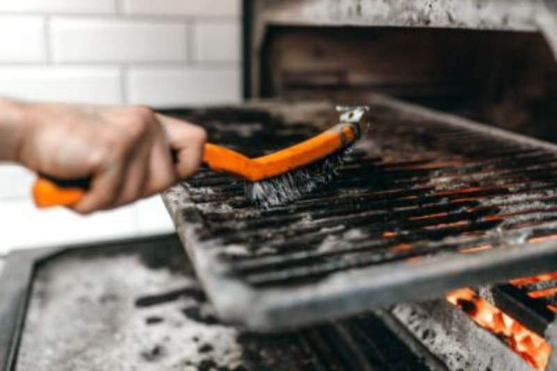 Así puedes quitar la grasa de la parrilla sin gastar mucho.