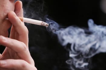 ¿Fumas dentro de la casa? Así de fácil y rápido puedes quitar el olor a cigarro de tu hogar