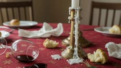 Truco casero para eliminar la cera de vela de tus manteles y candelabros después de las fiestas de fin de año