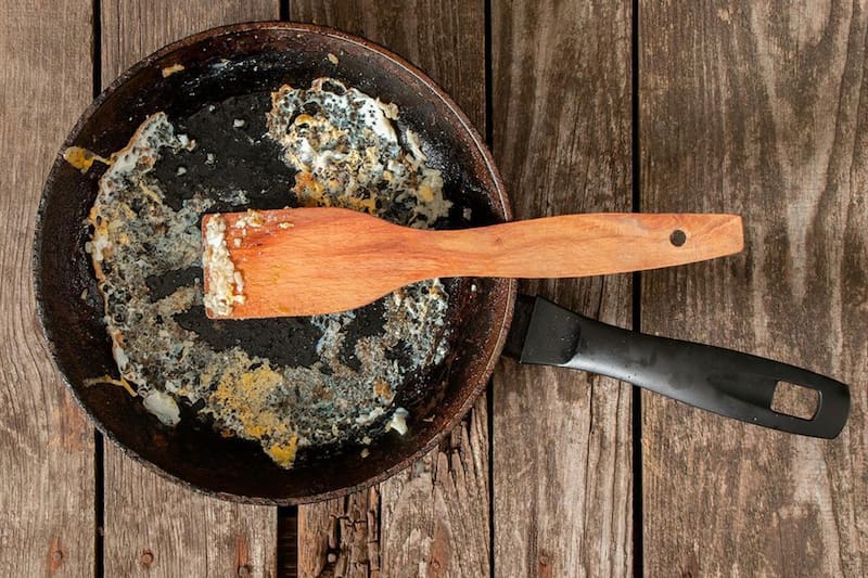 Con solo dos productos de tu casa puedes despegar la comida del fondo de tus ollas o sartenes. Foto: LNE.