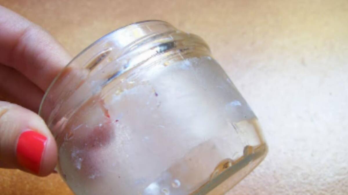 Ni alcohol ni vinagre: Con esta mezcla infalible podrás eliminar el resto de pegamento alojado en tus frascos de vidrio