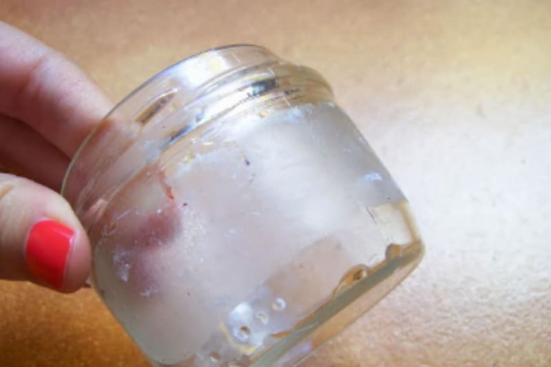 Con solo dos ingredientes puedes quitar el pegamento adherido en tus frascos de vidrio.
Créditos: Pinterest.