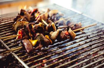 Tres trucos caseros para quitar la grasa pegada de tu parrilla en pocos minutos