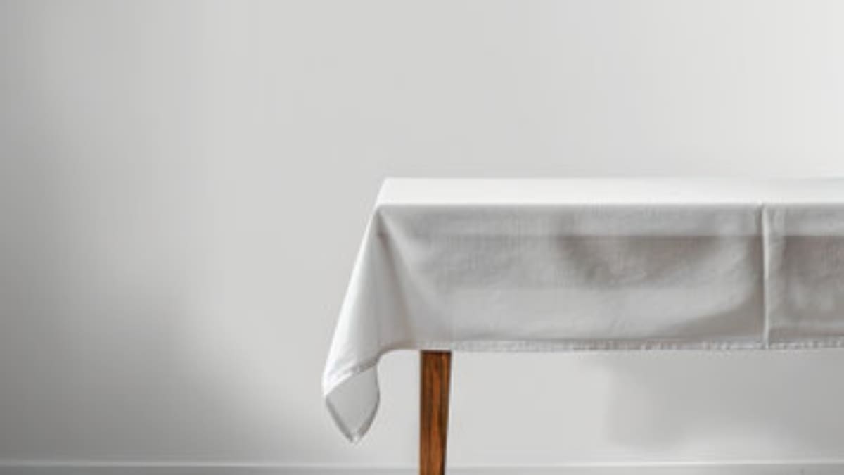 No es con cloro: Truco infalible para quitar las manchas de un mantel blanco