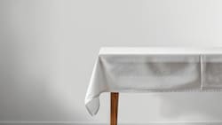 No es con cloro: Truco infalible para quitar las manchas de un mantel blanco