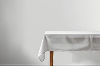 No es con cloro: Truco infalible para quitar las manchas de un mantel blanco