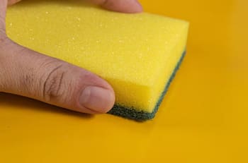 No es con cloro: La forma correcta de lavar y desinfectar la esponja de cocina