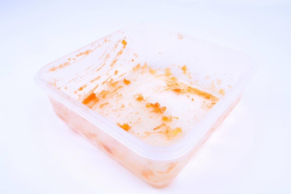 Con este hack puedes quitar el aceite y las grasas de tu tupper. Foto: El HuffPost