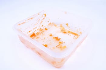 Ni cloro ni vinagre: Con este simple producto puedes limpiar los tupper manchados con salsa de tomate o aceite