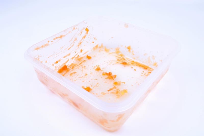 Con este hack puedes quitar el aceite y las grasas de tu tupper. Foto: El HuffPost