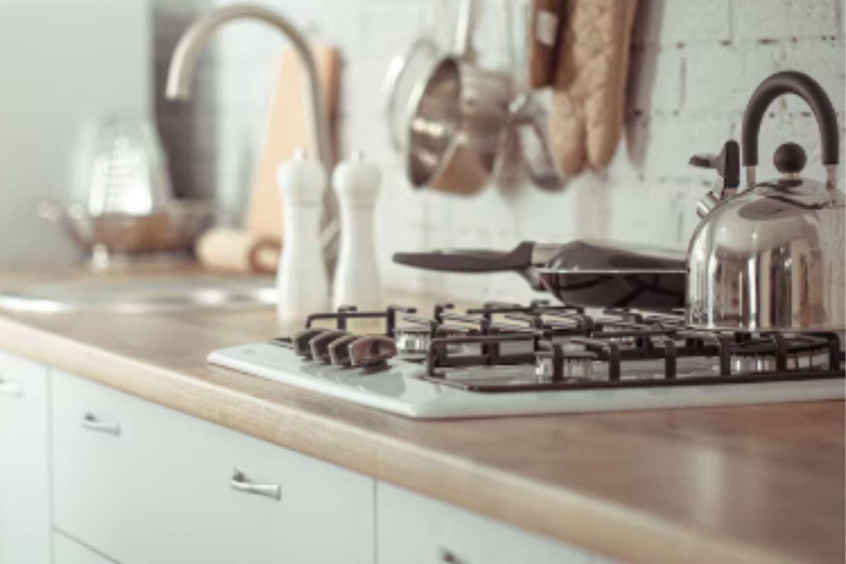 En pocos minutos podrás quitar toda la grasa alojada en tu cocina.
Créditos: Freepik.