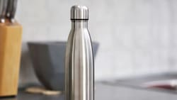 Este truco fácil y sencillo te ayudará a limpiar tus botellas térmicas en estos días de calor
