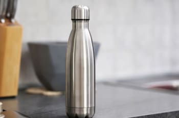 Este truco fácil y sencillo te ayudará a limpiar tus botellas térmicas en estos días de calor