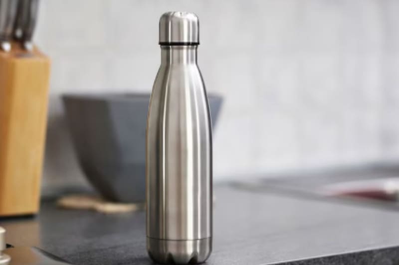 Así de fácil se pueden limpiar las botellas térmicas en días de calor.
Créditos: Freepik.