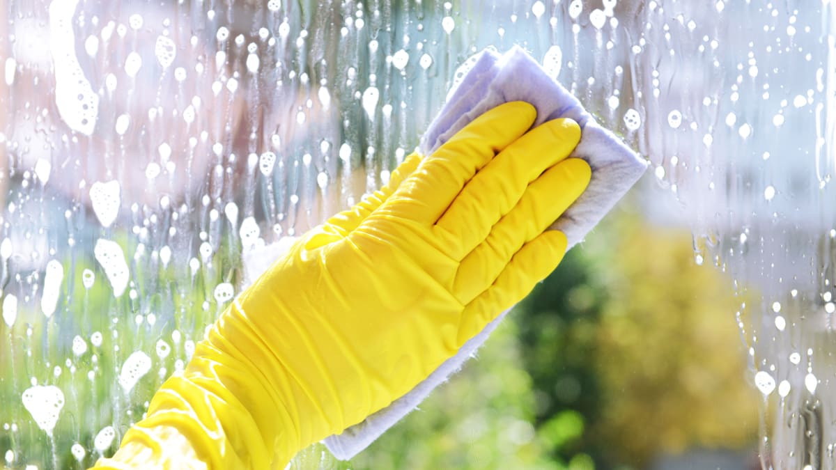 Ni limpiavidrios ni bicarbonato: Truco viral para limpiar las ventanas del hogar y dejarlas brillantes