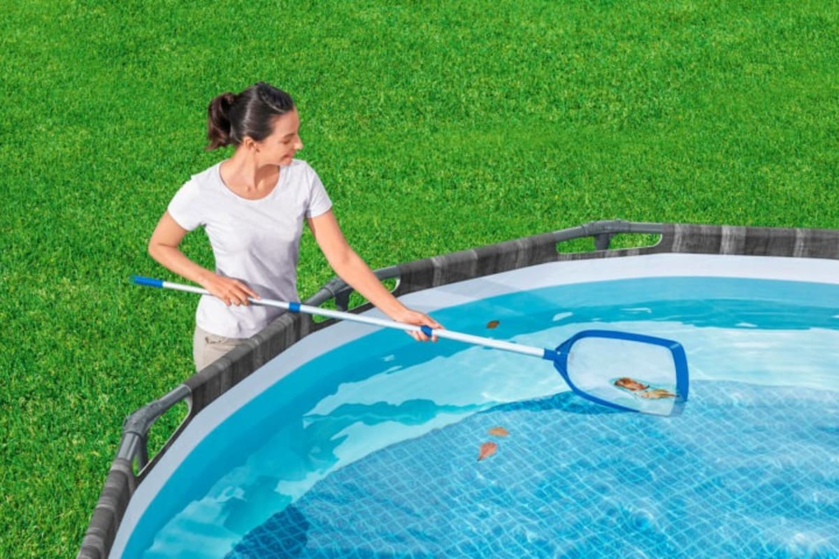 Con estos sencillos hacks puedes mantener impecable el agua de tu piscina. Foto: Aguas San Pedro.