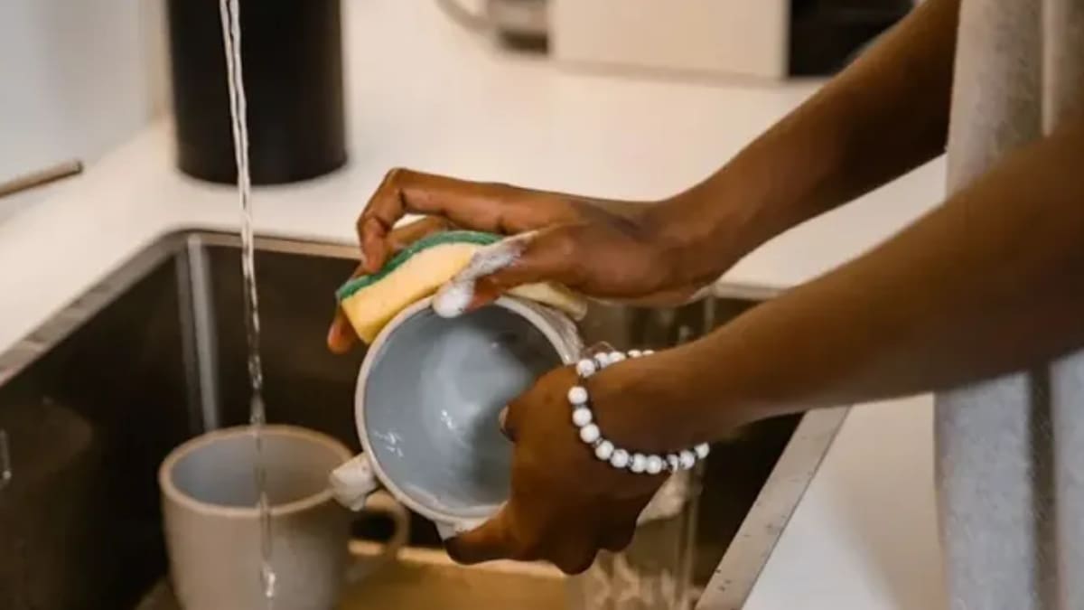 Ni bicarbonato ni vinagre: Tres trucos caseros para blanquear el interior de tus tazas