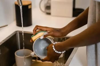 Ni bicarbonato ni vinagre: Tres trucos caseros para blanquear el interior de tus tazas