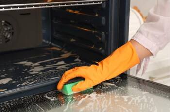 Fórmula infalible para limpiar la puerta del horno de la cocina: quedará brillante y sin grasa