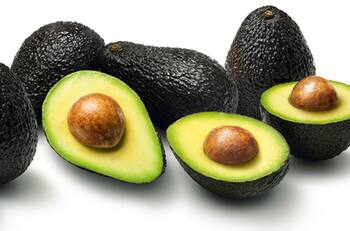 “Ni siquiera en el plato quedarán restos”: El truco del momento para conservar la palta molida por hasta 24 horas