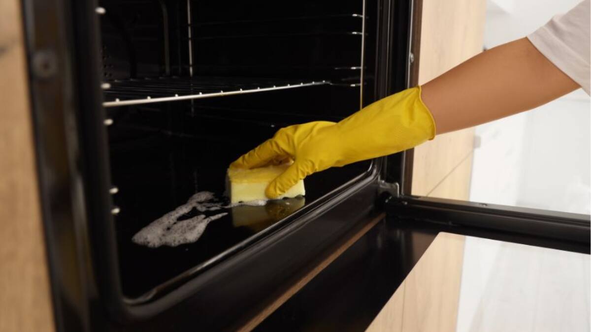 Con solo un alimento de tu cocina puedes quitar el mal olor de tu horno