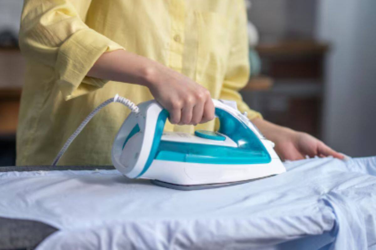 Así de fácil podrás eliminar las arrugas de tu ropa.
Créditos: Freepik.
