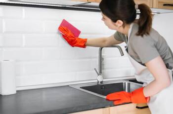 ¿Manchas de aceite en las paredes de tu cocina? Este truco casero te ayudará a limpiarlas