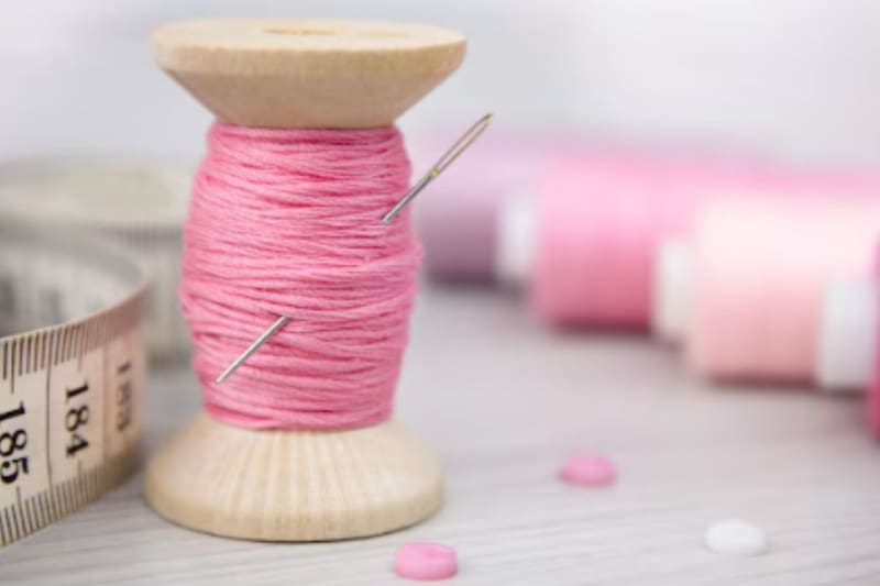 Así de fácil puedes ajustar tus prendas de vestir sin invertir tanto tiempo.
Créditos: Freepik.