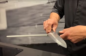 Ni con afilador ni con piedra: Con este sencillo producto puedes afilar los cuchillos de tu casa